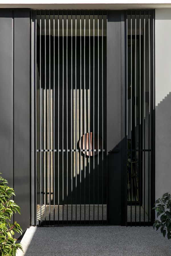 Puertas de herrería de acceso principal con barrote vertical