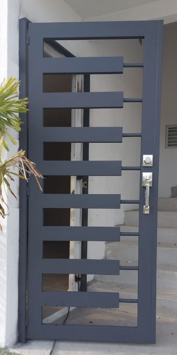 Puertas de herrería modernas con lamas horizontales y chapa de embutir